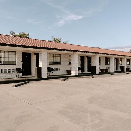 The Cowboy Motel Camp Wood Exteriér fotografie