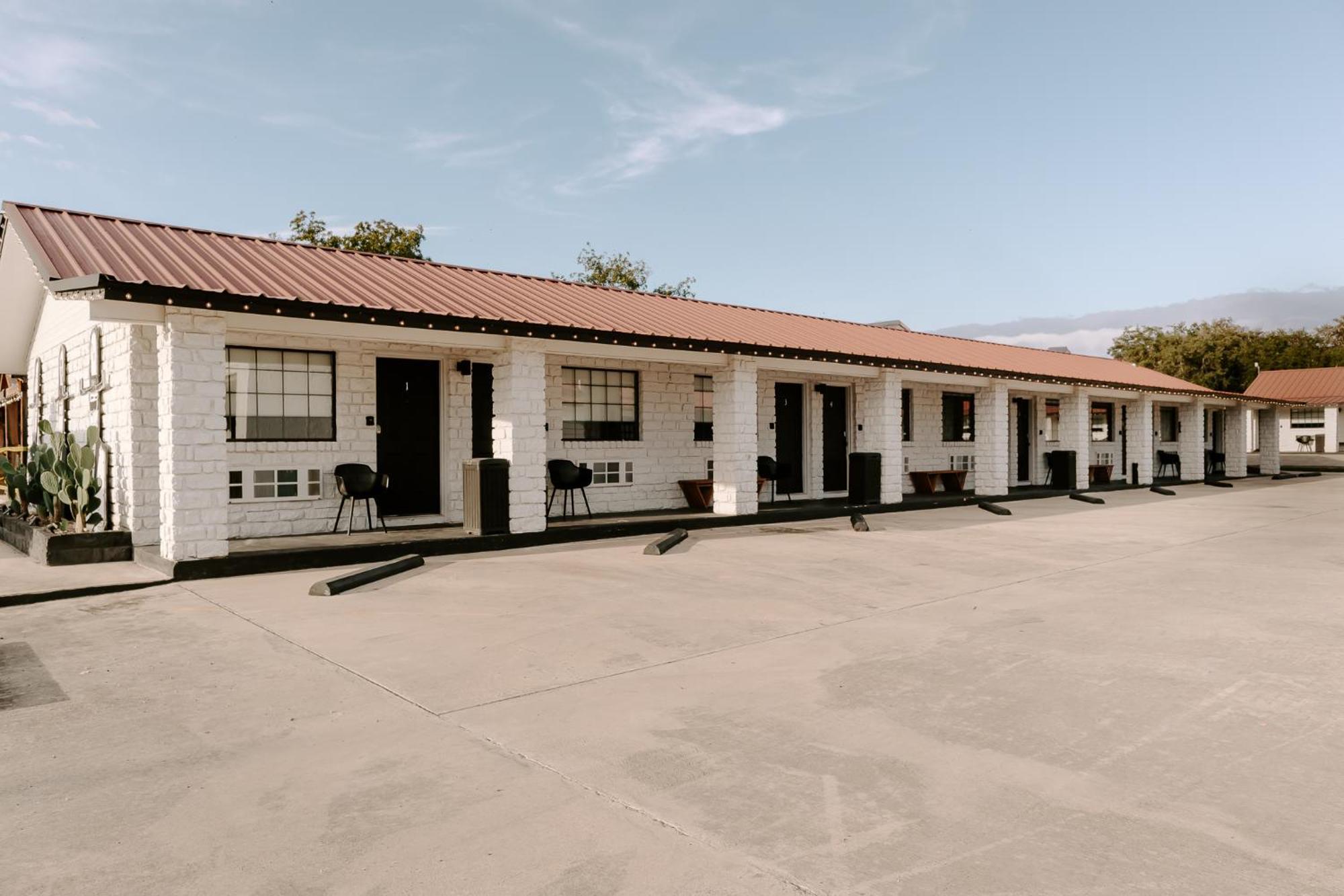 The Cowboy Motel Camp Wood Exteriér fotografie